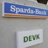 Die Sparda-Bank Augsburg kooperiert in Göggingen mit einer Versicherungsagentur.