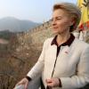 Verteidigungsministerin Ursula von der Leyen bei ihrem Besuch der imposanten Chinesischen Mauer: In der Heimat wird die CDU-Politikerin derzeit heftig kritisiert. 