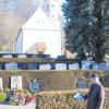 Michael Briglmeir begleitet als kommissarischer Kirchenpfleger die Außenrenovierung der Friedhofskirche Mariä Geburt in Altenstadt. Erneuert werden auch die steinernen Treppenaufgänge und die hohen Bäume durch niedrigere ersetzt. 