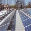 Seit 17 Jahren erzeugt die Solaranlage auf der Parkschule, hier bei der Installation 2003, zuverlässig Strom. 	