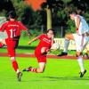 Auch dieser Versuch von Christopher Fischer (rechts) brachte nichts ein, am Ende mussten beim Pokalmatch zwischen Mering und dem Bezirksoberligisten FC Königsbrunn die Elfmeter entscheiden. Foto: Rudi Fischer 