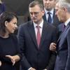 Außenministerin Annalena Baerbock, der ukrainische Außenminister Dmytro Kuleba und Nato-Generalsekretär Jens Stoltenberg (von links) unterhalten sich.