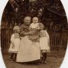 Auf dem Bild aus dem Jahr 1913 sieht man die Dienst- und Kindsmagd Kreszenz Braun mit Maria, Wilhelm und Theresa Zett.