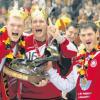 Handball-Könige: Pascal Hens (Bildmitte) bejubelt mit Johannes Bitter (links) und Henning Fritz den WM-Pokal.  