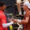 Novak Djokovic (l) gratuliert Holger Rune zum Sieg.