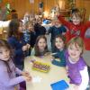 ImKühlenthaler Kindergarten ist eine Gruppe untergebracht.Die Kinderspielen in der Freispielphase in der Puppenküche, auf dem Legoteppich oder am Tisch.