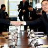 Südkoreas Vereinigungsminister und Delegationsleiter Cho Myoung Gyon (rechts) und sein nordkoreanischer Amtskollege Ri Son Gwon geben sich in Panmunjom, Südkorea, die Hand. 