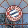 An der Geschäftsstelle des FC Bayern prangt noch das alte Logo des Klubs. Ob es bald ausgetauscht wird?