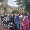 Auf der Fahrt nach Inverness legten Schüler und Lehrer des Maria-Theresia-Gymnasiums einen Stopp vor Jedburgh Abbey ein, um eine Gedenkminute für Queen Elizabeth II. einzulegen. 