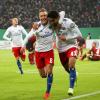 Torschütze Berkay Özcan (rechts) und Lewis Holtby (Mitte) feiern gemeinsam das 1:0 für den HSV gegen Nürnberg. Die Hamburger siegten überlegen gegen den 1. FCN.