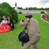 Idyll mit Statue im Hintergrund: Julia Leeb fotografierte unter anderen ein Hochzeits-Fotoshooting in der Stadt Kaesong. 