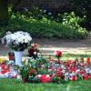 Viersen trauert: In der Nähe des Tatortes der tödlichen Messerattacke auf eine 15-Jährige sind von Bürgern Kerzen und Blumen niedergelegt worden. 