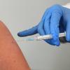 Im Landkreis Dillingen lassen sich wieder mehr Menschen impfen, so viele, dass das Landratsamt jetzt vermehrt auf Anmeldungen setzt.  	