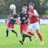 1:1 endete das bislang letzte Kreisliga-Duell zwischen der SpVgg Wiesenbach und der TSG Thannhausen – hier eine Szene mit Thomas Gornig (Bildmitte) und Daniel Bobitiu. 