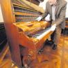 Der Musikwissenschaftler Professor Dr. Franz Körndle von der Uni Augsburg begutachtet das historische Klavier, das sich jetzt im Besitz der Städtischen Kunstsammlungen befindet.  