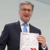 Der Vorstandsvorsitzende von Audi, Rupert Stadler präsentiert kurz vor der Bilanz-Pressekonferenz in Ingolstadt (Bayern) den Geschäftsbericht. 