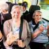 Rockende Rentnerinnen (von links): Ursula Wiebers (83),  Ilse Schaefer (92) und Waltraud Fischer (95) zeigen bei ihrem Ausflug zum Wacken Festival den Metal-Gruß, die «Pommesgabel». 