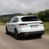 Der mit dem grünen Gewissen: Ein Hybrid-Schriftzug sowie ein E-Kennzeichen weisen den Porsche Cayenne als Teilzeit-Stromer aus. 