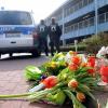 Blumen und Kerzen erinnern vor dem Tatort in Emden an die ermordete Elfjährige. 