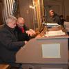 Der Babenhauser Organist Wilhelm Schneider (links) lässt sich von dem Orgelsachverständigem Pater Stefan Kling die Möglichkeiten der frisch renovierten Orgel in der Kettershauser Pfarrkirche St. Michael erklären. 	