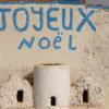 „Joyeux Noel“ – zu deutsch Frohe Weihnachten – steht auf dieser Krippe, die Kinder zum Weihnachtsfest in Burkina Faso gebaut haben. 