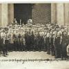 Die Bildunterschrift hat schon jemand direkt auf das Foto geschrieben: Dieses Zeitdokument aus dem Jahr 1933 zeigt SA- und SS-Mitglieder, die am 9. März 1933 das Augsburger Rathaus besetzen.  	