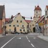 Seit Samstag ist die Werlbergerstraße in der Oberen Vorstadt in Aichach wieder für den Verkehr frei gegeben. Autos können jetzt von der Martin- oder Sudetenstraße aus ungehindert zur Münchener Straße fahren. Ein Teil der Augsburger Straße bleibt noch gesperrt. 	