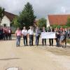 Beim Spatenstich zum Ausbau der Ortsdurchfahrt Oberliezheim im Zuge der Kreisstraße DLG 26 im Bild (vorne von links): Hakan Kilic und Johannes Käser (Thannhauser Straßen- und Tiefbau GmbH), Roman Bauer (Landratsamt), Bürgermeister Stephan Herreiner, Landrat Leo Schrell, Pfarrer Jürgen Amerschläger, Andreas Görgens (Landschaftsarchitekt) und Gemeinderat Peter Sporer