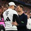Bayerns Trainer Thomas Tuchel (l) und Leverkusens Trainer Xabi Alonso begrüßen sich vor einem Spiel.