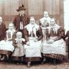 Johann Treffler mit seiner Familie im Jahr 1901 (von links): Leonhard, Kreszenz, Maria, Viktoria, die Ehefrau Anna, Elisabeth und Johann. 
