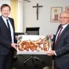 Das ist ein "Laugenschlüssel", gebacken von der    Günzburger Bäckerei Reiter. Den Schlüssel, den Hubert Hafner (rechts)  an Hans Reichhart übergab, hätte man noch besser erkennen können, wenn er aus der Verpackung genommen worden wäre. Doch Hafner wollte in Corona-Zeiten das Gebäckstück lieber nicht berühren. 