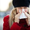 Eine normale Erkältung - oder eben grippaler Infekt - äußert sich durch Husten, Schnupfen, Müdigkeit, Kopfschmerzen und leichtem Fieber.  