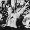 Vor weit mehr als 300.000 Berlinerinnen und Berlinern appelliert Oberbürgermeister Ernst Reuter auf einer Kundgebung vor dem Reichstag am 9. September 1948 an die Welt, die Stadt nicht aufzugeben.