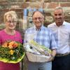 Für Ehefrau Erika gab's einen Blumenstrauß, für Anton Gollmitzer etwas Handfestes. Günzburgs Oberbürgermeister Gerhard Jauernig ehrte den 81-Jährigen für sein 