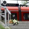 Auf der Treppe zum Bahnsteig hat Grafings Bürgermeisterin ein Blumengesteck niedergelegt.