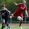 Nach einer zähen ersten Halbzeit setzte sich der MSV gegen Memmingen mit 3:1 durch. Unser Bild zeigt von links den Memminger Torschützen Jamey Hayse (links) sowie die Meringer Maximilian Lutz (Mitte) und Stefan Wiedemann. 