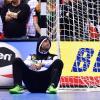 Wie sich die Bilder in der Enttäuschung gleichen: Handball-Nationaltorhüter Silvio Heinevetter kauert nach der Halbfinalniederlage gegen Norwegen ebenso am Torpfosten, wie einst sein Fußballkollege Oliver Kahn nach dem verlorenen WM-Finale 2002.  	