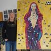 Wolfgang Ihle zeigt seine Klimt-Madonna. Bei seiner Sinnsuche orientiert er sich auch an Werken großer Meister wie Klimt und Gauguin. 