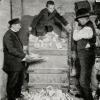 Ein Bub stampft 1924 Inflationsscheine ein.