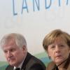 Entfremdete Parteifreunde: Horst Seehofer attackiert Angela Merkel in der Flüchtlingspolitik erneut.