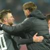 FCA-Kapitän Daniel Baier und RB-Trainer Ralph Hasenhüttl zeigten nach der Partie in Leipzig Sportsgeist. Sie nahmen sich noch auf dem Spielfeld in den Arm. 