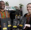 Allan und Katharina Mutagwaba verkaufen Bio-Kaffee aus seiner Heimat Tansania. 