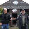 "Bob's Hütte" in der Hammerschmiede eröffnet am Freitag mit einem neuen Betreiber und neuem Namen: Stefan Meitinger (rechts) hat den Schlüssel an Christian Korte übergeben. 