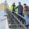 Die Gemeinde Kissing hat mit einer Geländerfüllung die Treppe am Burgstall absturzsicher gemacht. Bürgermeister Reinhard Gürtner, Oliver Bregulla, sowie Stephanie Brandmeier gefällt das Ergebnis.