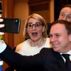 Eva Weber macht ein Selfie mit dem Bundestagsabgeordneten Volker Ullrich.