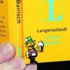 Die Sprachhürde zu überwinden hilft das kleine gelbe Wörterbuch "Lilliput Bairisch" mit 5000 bairischen Begriffen, die ins Hochdeutsche übersetzt sind. Foto: Jana Knörnschild