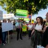 Der Empfang für Bayerns Landwirtschaftsministerin Michaela Kaniber in Dietmannsried ist laut: Die Bauern haben sich mit Plakaten versammelt. 