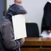 Der wegen schweren sexuellen Missbrauchs angeklagte Mann steht im Landgericht im Verhandlungssaal.