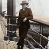Gustav Mahler während seines letzten Lebensjahrs an Deck eines Schiffs, das ihn über den Atlantik brachte. Mitte Mai 1911 starb der Komponist im Alter von 50 Jahren. 