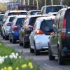 Viel los auf den Straßen: Es mischen sich auch immer mehr Autos mit blauem Schild unter die Fahrzeuge.